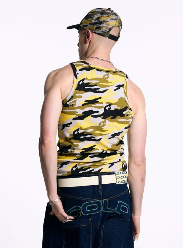 Cold Culture Camo Tank Top – Amarillo – Vista trasera con modelo y gorra Modelo de espaldas con la camiseta de tirantes Camo Tank Top amarilla de Cold Culture, con estampado de camuflaje, combinada con gorra y vaqueros oscuros