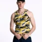 Modelo de frente con la camiseta de tirantes Camo Tank Top amarilla de Cold Culture, con estampado de camuflaje y logotipo en el pecho, combinada con gorra negra