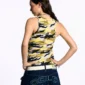 Modelo de espaldas con las manos en la cintura mostrando la parte trasera de la camiseta de tirantes Camo Tank Top amarilla de Cold Culture, con estampado de camuflaje y estrellas