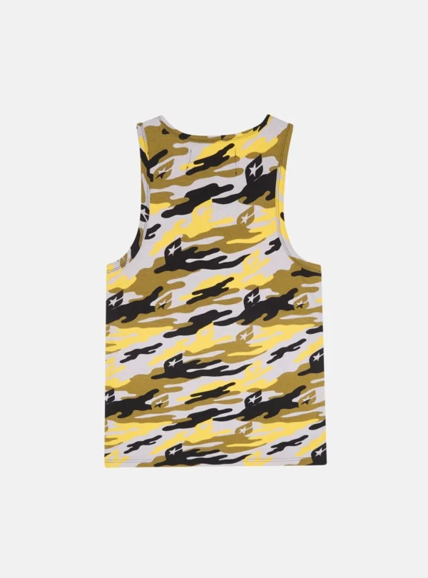 Cold Culture Camo Tank Top – Amarillo – Vista trasera Vista trasera de la camiseta de tirantes Camo Tank Top amarilla de Cold Culture, con estampado de camuflaje en tonos amarillos, negros y caqui y motivos de estrellas