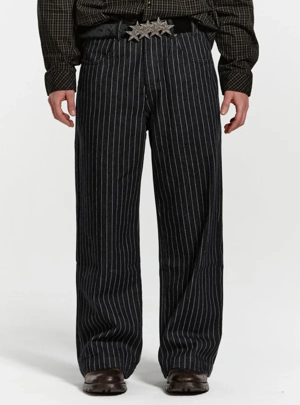 Cold Culture Casino Pantalón – Black – Detalle frontal Detalle frontal del pantalón negro Casino de Cold Culture con rayas finas y corte de pernera ancha