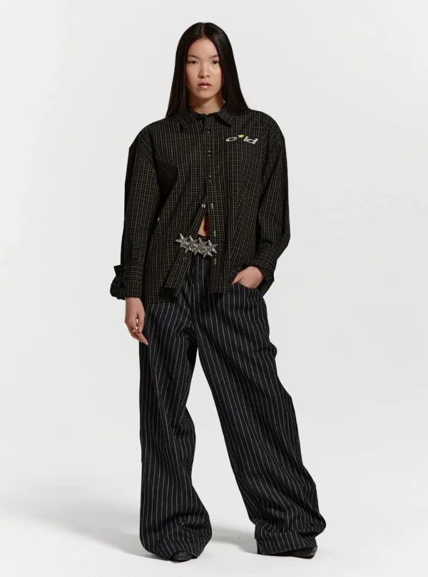 Cold Culture Casino Pantalón – Black – Modelo frontal Modelo luciendo el pantalón negro Casino de Cold Culture de pernera ancha y rayas finas
