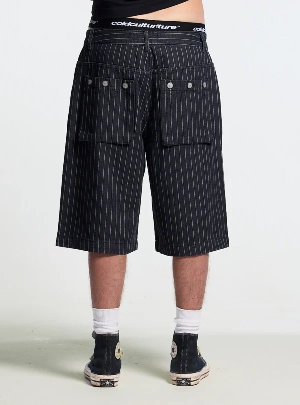 Detalle trasero de los shorts Casino negros de Cold Culture con rayas verticales y bolsillos con botones