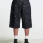Detalle trasero de los shorts Casino negros de Cold Culture con rayas verticales y bolsillos con botones