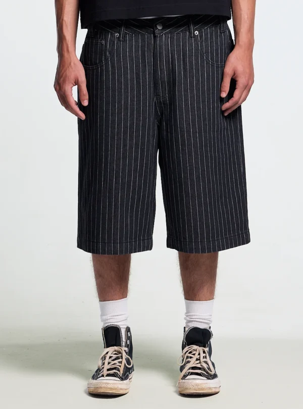 Detalle frontal de los shorts Casino negros de Cold Culture con rayas verticales