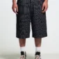 Detalle frontal de los shorts Casino negros de Cold Culture con rayas verticales