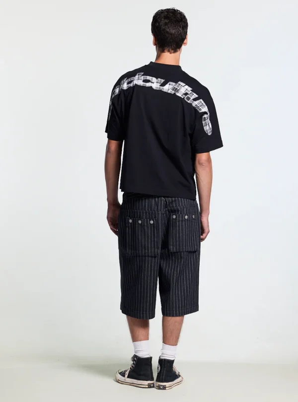 Modelo con shorts Casino negros de Cold Culture a rayas y bolsillos traseros, vista posterior