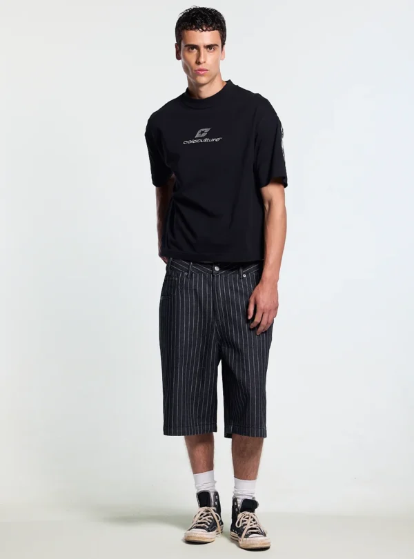 Modelo con shorts Casino negros de Cold Culture a rayas, vista frontal