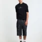 Modelo con shorts Casino negros de Cold Culture a rayas, vista frontal