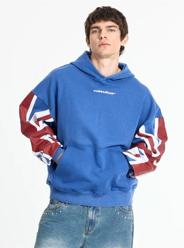 Cold Culture Cheers Sudadera Navy – Logo frontal y estampado de mangas Modelo con sudadera Cheers Navy de Cold Culture, con logotipo blanco en el pecho, bolsillo canguro y estampados rojos y blancos en las mangas.