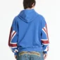 Vista posterior de la sudadera Cheers Navy de Cold Culture puesta en un modelo, con capucha azul y estampados geométricos rojos y blancos en ambas mangas.