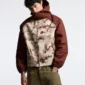 Modelo con abrigo Cold Culture Chipped Camo marrón y camuflaje, cerrado y con la capucha puesta