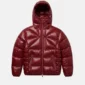Puffer Cloud Armor de Cold Culture en color burdeos, vista frontal con capucha y bolsillos con cremallera