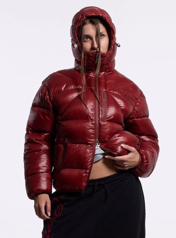 Cold Culture Cloud Armor Puffer – Burdeos – Capucha subida Modelo con el puffer Cloud Armor de Cold Culture en color burdeos y la capucha subida
