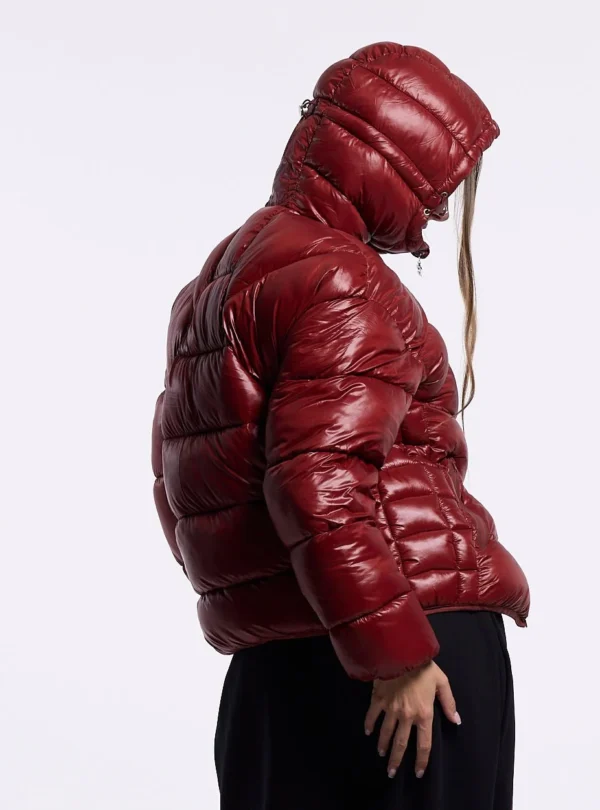 Cold Culture Cloud Armor Puffer – Burdeos – Vista lateral Vista lateral del puffer Cloud Armor de Cold Culture en color burdeos con capucha acolchada