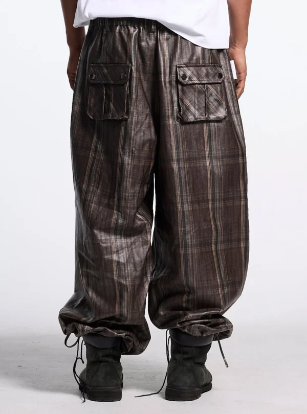 Detalle trasero del pantalón Club marrón de Cold Culture con dos bolsillos de solapa y cintura elástica