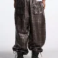 Detalle trasero del pantalón Club marrón de Cold Culture con dos bolsillos de solapa y cintura elástica