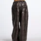 Detalle trasero del pantalón Club marrón de Cold Culture llevado por modelo, con cintura elástica y bolsillos de solapa