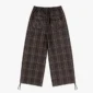 Vista trasera del pantalón Club marrón de Cold Culture con estampado de cuadros, cintura elástica y bolsillos con solapa