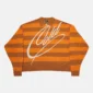 Jersey Cold Culture Cold Brick Polo Knit naranja con rayas marrones, cuello polo y gráfico blanco en el frontal