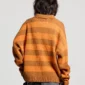 Modelo de espaldas con jersey Cold Culture Cold Brick Polo Knit naranja y marrón de rayas horizontales