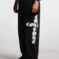 Detalle de los pantalones deportivos negros Cold Culture Crossed con gráfico blanco en la pernera