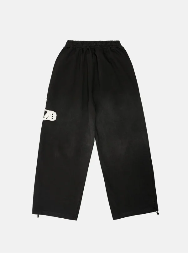 Vista trasera de los pantalones deportivos negros Cold Culture Crossed con corte ancho y cintura elástica