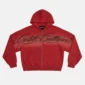 Sudadera con cremallera roja Cold Culture Crossed Script con capucha, bolsillos y logotipo gráfico negro en el frontal