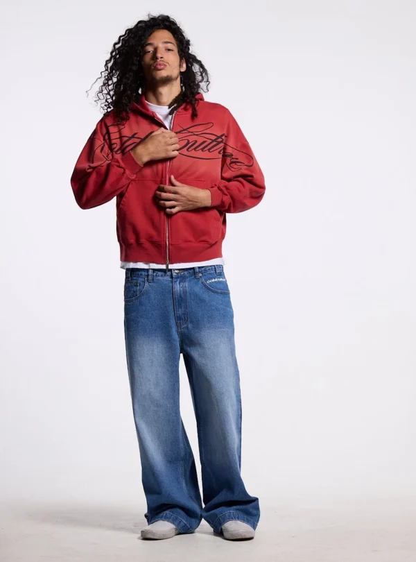 Modelo de cuerpo entero con sudadera con cremallera roja Cold Culture Crossed Script y gráfico negro frontal