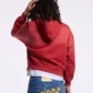 Modelo de espaldas con sudadera con cremallera roja Cold Culture Crossed Script y capucha
