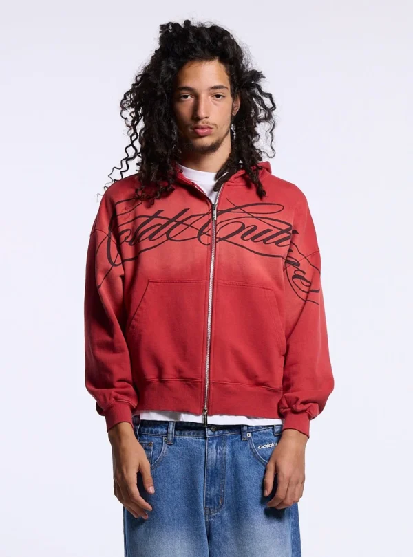 Modelo con sudadera con cremallera roja Cold Culture Crossed Script y gráfico negro en el pecho