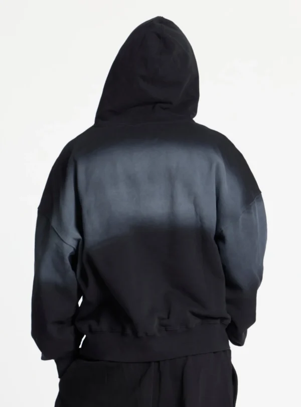 Cold Culture Crossed Sudadera Black – Vista trasera con modelo Vista trasera de la sudadera Crossed Black de Cold Culture puesta en modelo, con capucha y degradado gris en espalda y mangas.