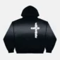 Sudadera negra Crossed de Cold Culture vista de frente, con capucha, efecto degradado gris, gráfico blanco en forma de cruz y bolsillo canguro.
