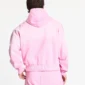 Modelo de espaldas con la sudadera rosa Crossed de Cold Culture, mostrando la capucha, las mangas amplias y el bajo acanalado.