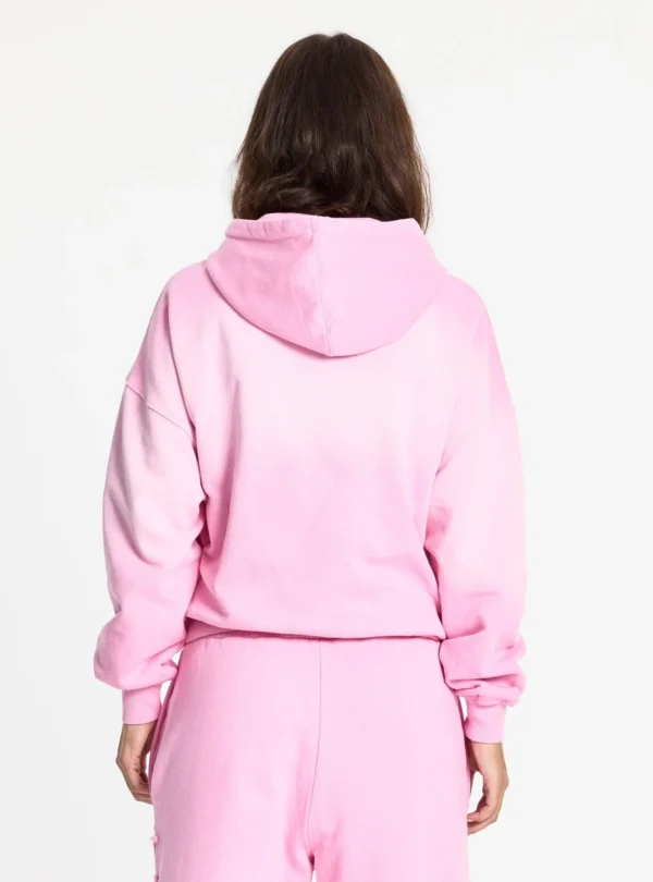 Cold Culture Crossed Sudadera Pink – Vista trasera con modelo Modelo de espaldas con la sudadera rosa Crossed de Cold Culture, con capucha, hombros caídos y corte holgado.