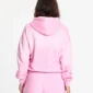 Modelo de espaldas con la sudadera rosa Crossed de Cold Culture, con capucha, hombros caídos y corte holgado.