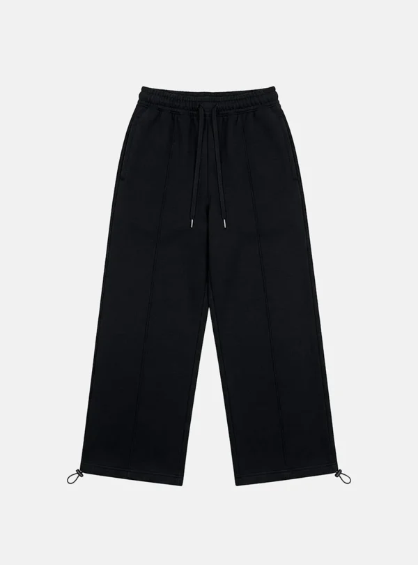 Pantalones deportivos Curve negros de Cold Culture para mujer, con pernera ancha, cintura elástica, cordones y bajos ajustables, vistos de frente.