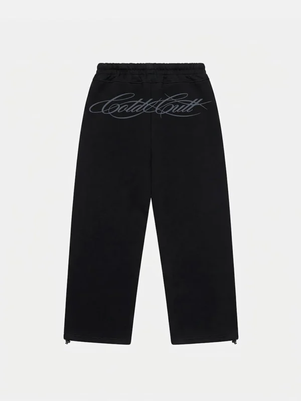 Vista trasera de los pantalones deportivos Curve negros de Cold Culture para mujer, con logotipo gris en la parte superior y bajos ajustables.