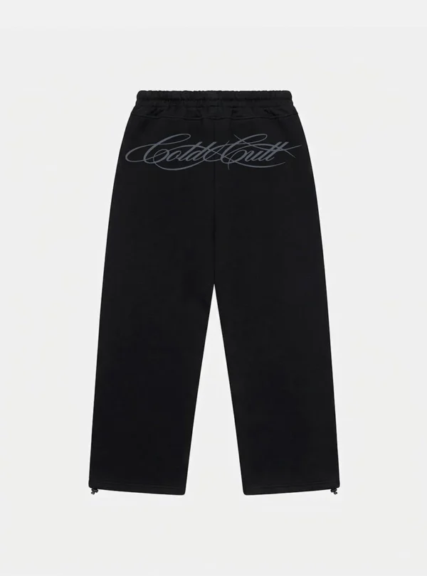 Vista trasera de los pantalones deportivos Curve negros de Cold Culture para mujer, con logotipo gris en la parte superior y bajos ajustables.