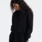 Vista de cerca de una modelo con la sudadera Curve Zip-up Hoodie negra de Cold Culture, mostrando la cremallera, el logotipo discreto y las costuras frontales.