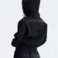 Detalle trasero de la sudadera Curve Zip-up Hoodie negra de Cold Culture, con logotipo en tipografía cursiva sobre los hombros y capucha puesta.