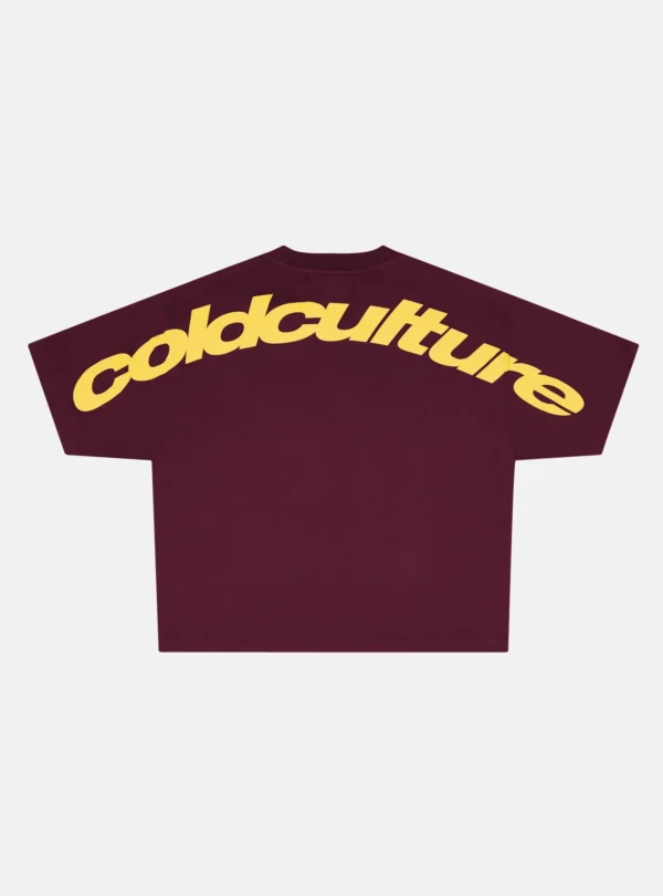 Parte trasera de la camiseta Cold Culture Curved en burdeos y amarillo con gráfico grande de Cold Culture