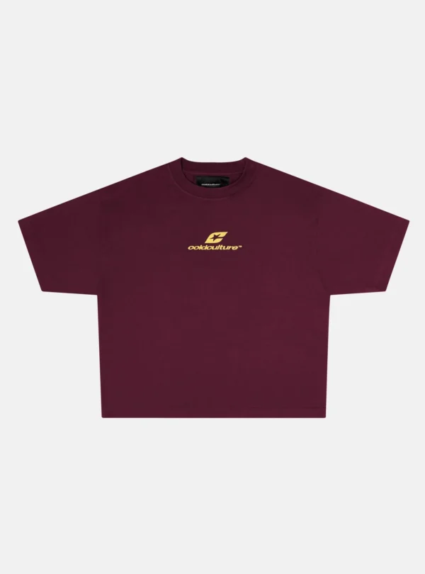 Camiseta Cold Culture Curved en burdeos y amarillo, vista frontal con logotipo en el pecho