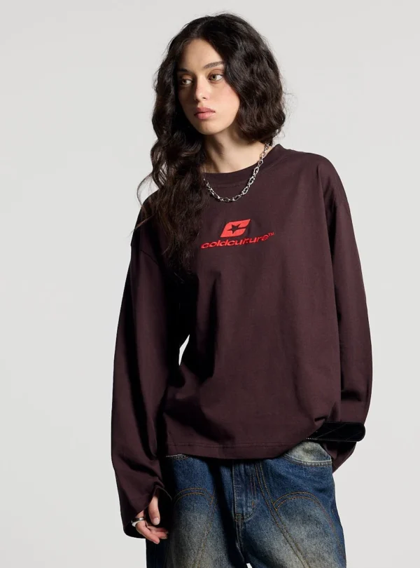 Modelo con manga larga Cold Culture Curved marrón y detalle del logotipo rojo en el pecho