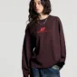 Modelo con manga larga Cold Culture Curved marrón y detalle del logotipo rojo en el pecho