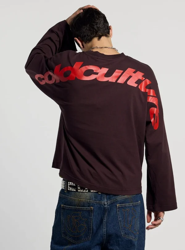 Modelo con la manga larga Cold Culture Curved marrón vista de espaldas, con gráfico rojo de Cold Culture