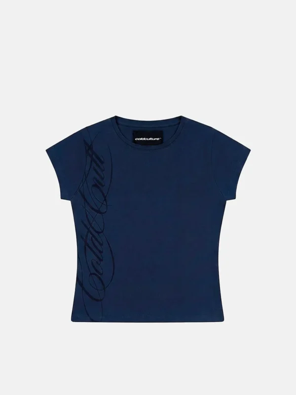 Camiseta Cut-out Baby Navy de Cold Culture para mujer, con manga corta y estampado vertical de letras en el frontal.