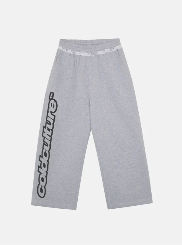 Pantalones deportivos Cold Culture Daily Set en Grey Melange, vista frontal con logotipo vertical negro en la pernera