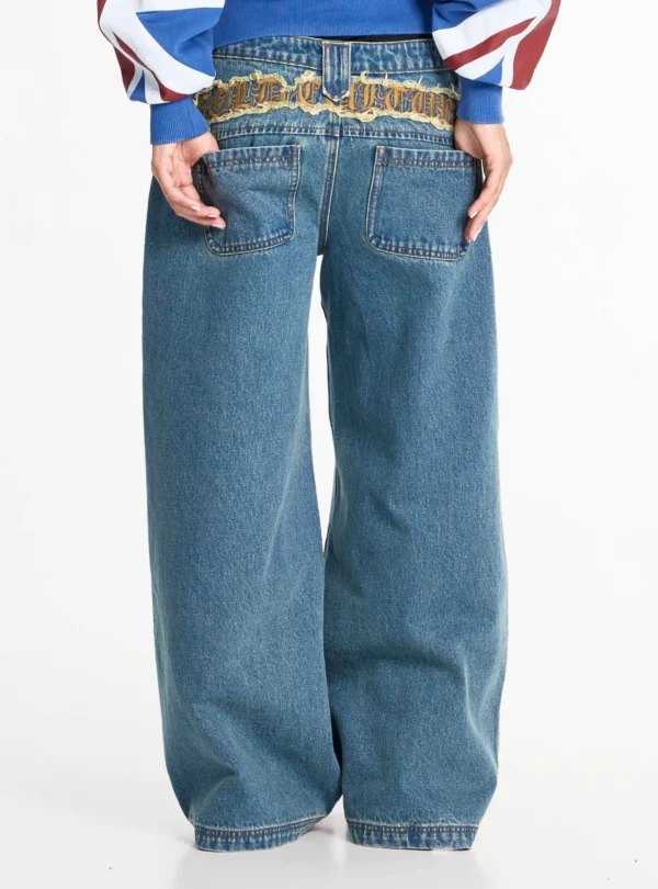 Pantalones holgados azules Cold Culture Distress Curved vistos por detrás, con corte amplio, bolsillos y gráfico bordado