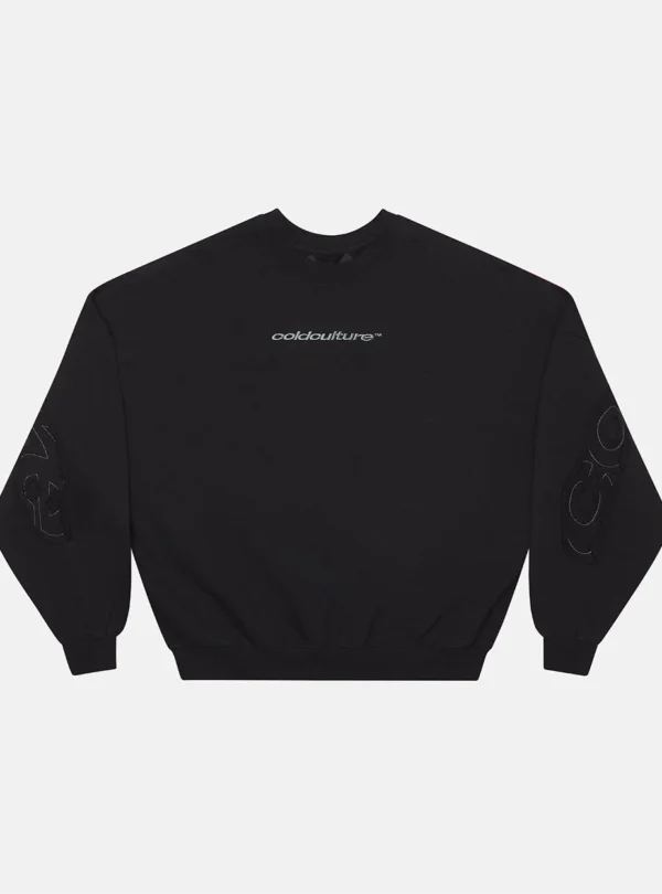 Cold Culture Distress Curved Sudadera Sin Capucha – Black – Vista frontal Sudadera sin capucha Distress Curved de Cold Culture en negro, vista frontal con logotipo pequeño en el pecho y detalles tonales en las mangas